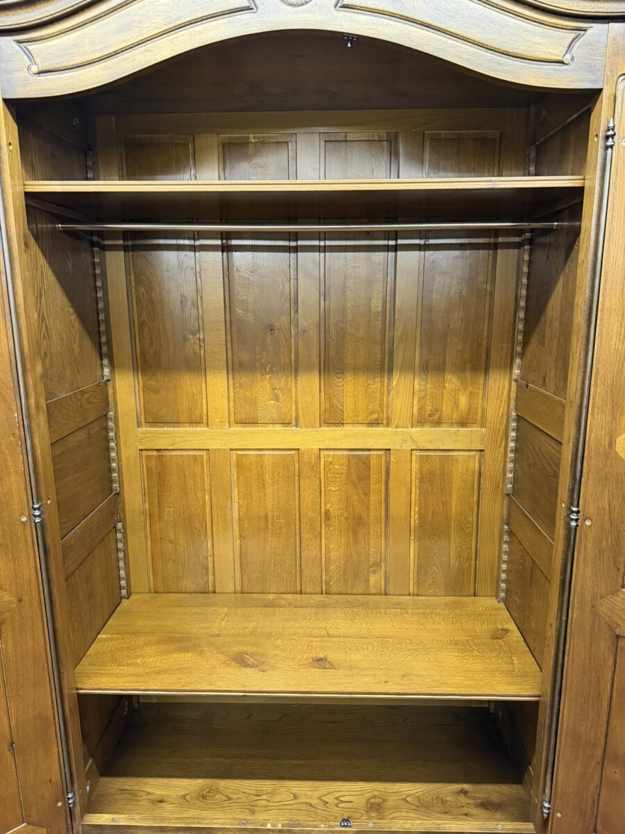 QUALITY OAK DOME TOP CUPBOARD/ARMOIRE/WARDROBE - Image 9