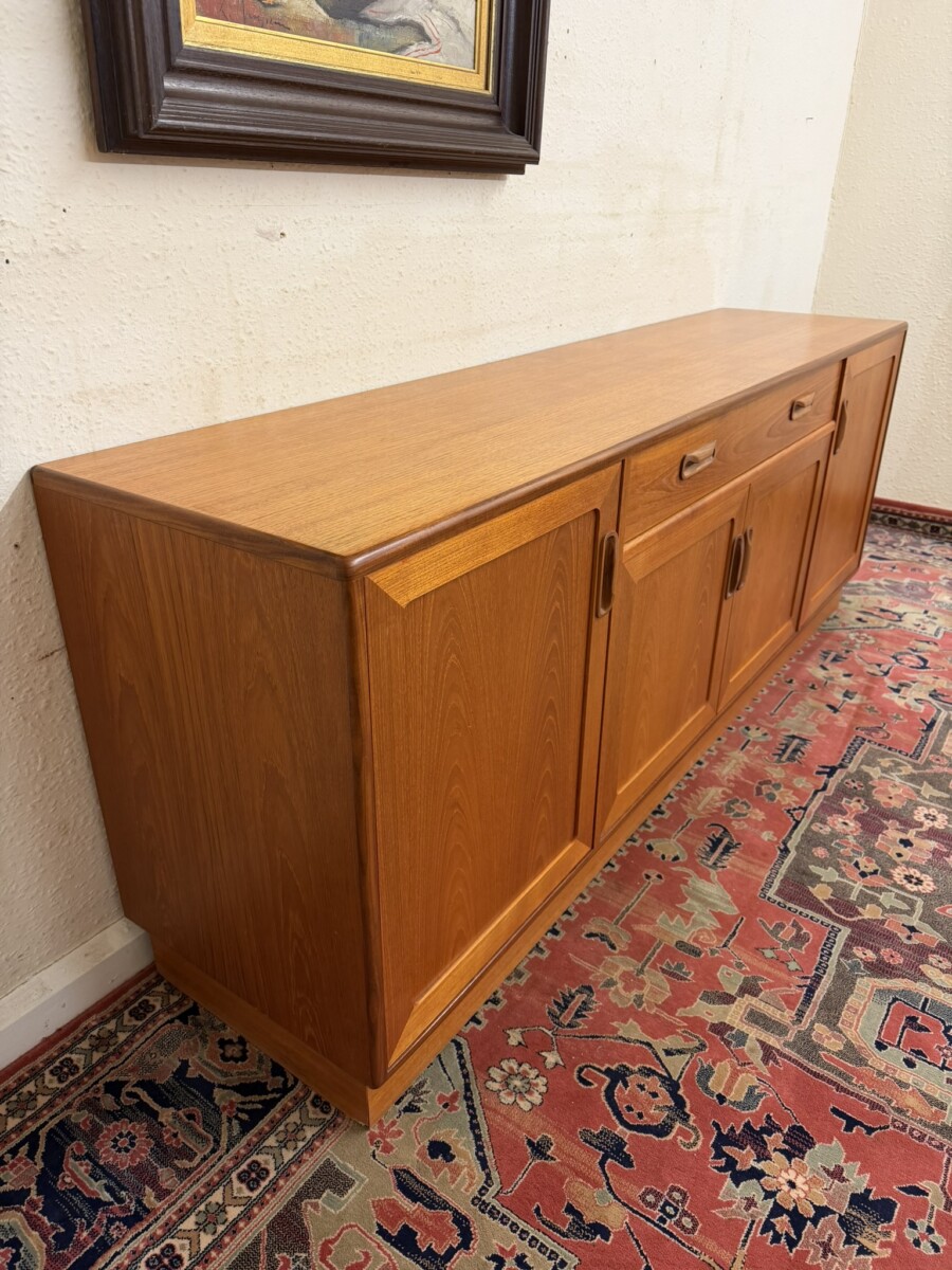 STYLISH MID CENTURY MODERN TEAK GPLAN SIDEBOARD - Image 2