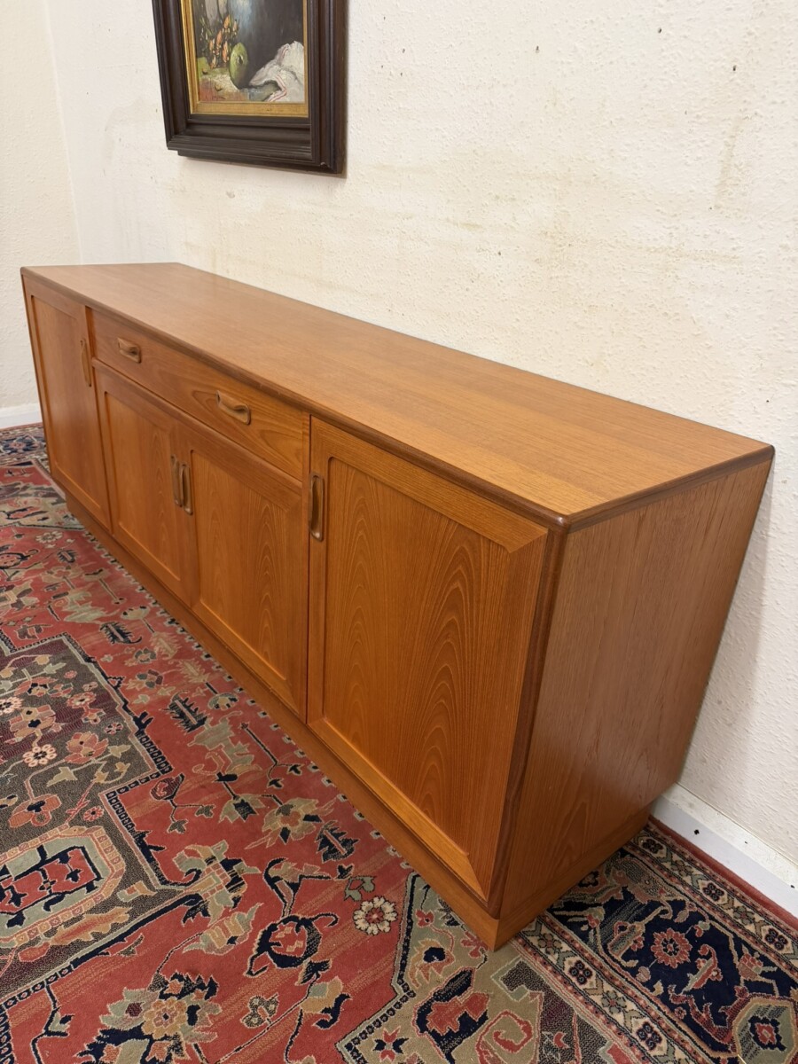 STYLISH MID CENTURY MODERN TEAK GPLAN SIDEBOARD - Image 3