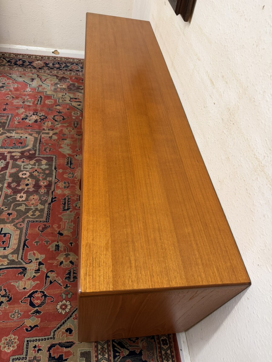 STYLISH MID CENTURY MODERN TEAK GPLAN SIDEBOARD - Image 4