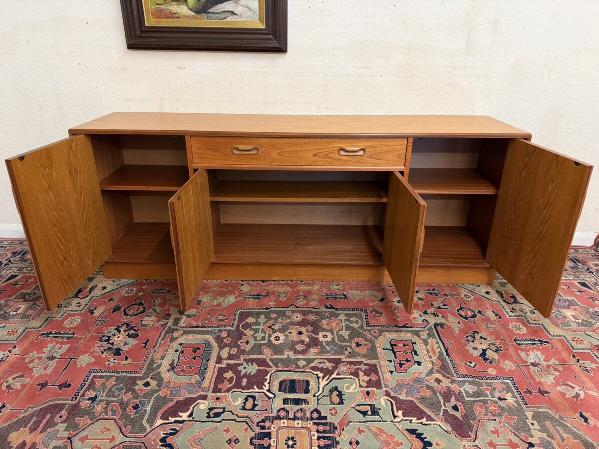 STYLISH MID CENTURY MODERN TEAK GPLAN SIDEBOARD - Image 7