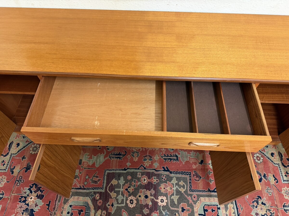 STYLISH MID CENTURY MODERN TEAK GPLAN SIDEBOARD - Image 8