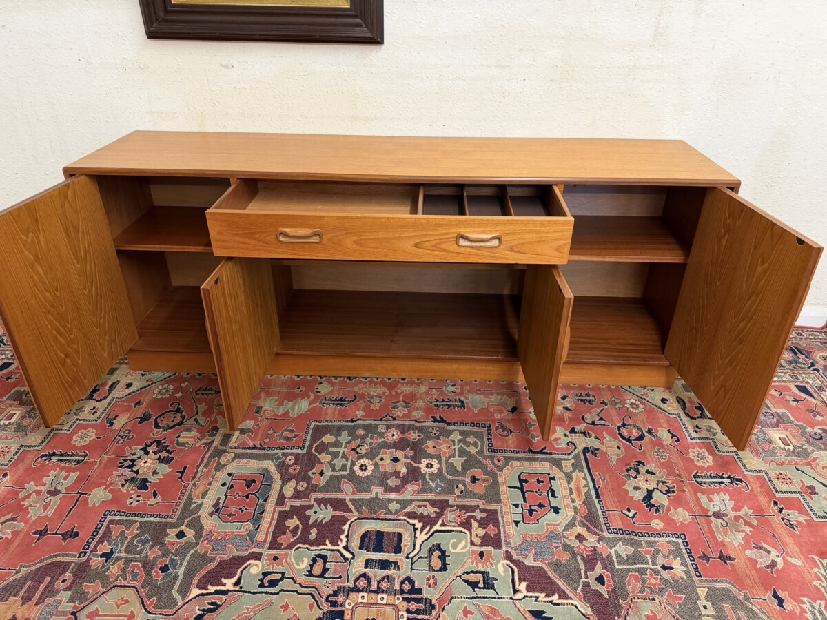 STYLISH MID CENTURY MODERN TEAK GPLAN SIDEBOARD - Image 9