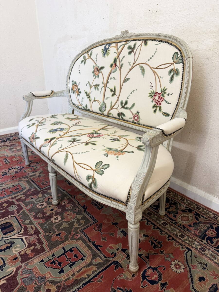 ANTIQUE FRENCH PAINTED CHELSEA TEXTILE FABRIC SOFA CIRCA 1930 - Image 2