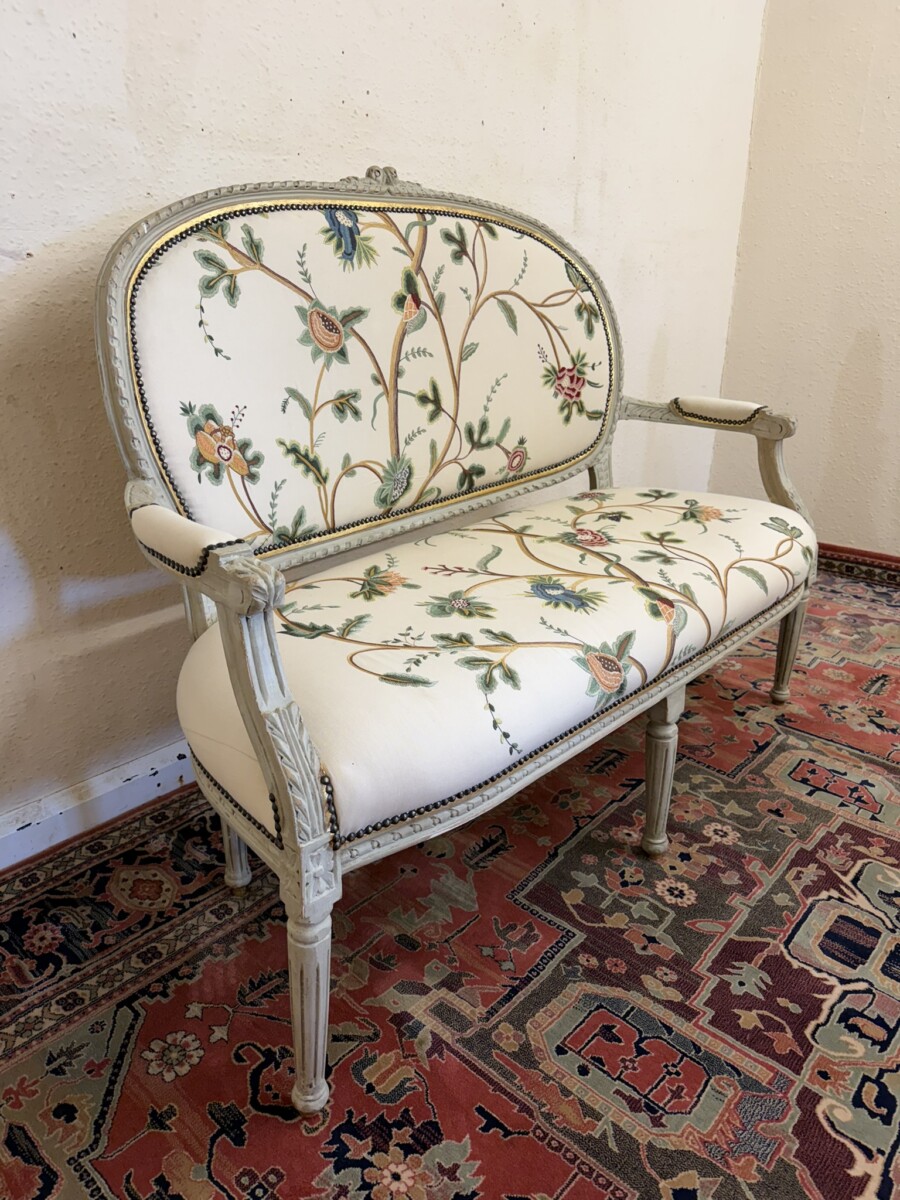 ANTIQUE FRENCH PAINTED CHELSEA TEXTILE FABRIC SOFA CIRCA 1930 - Image 3
