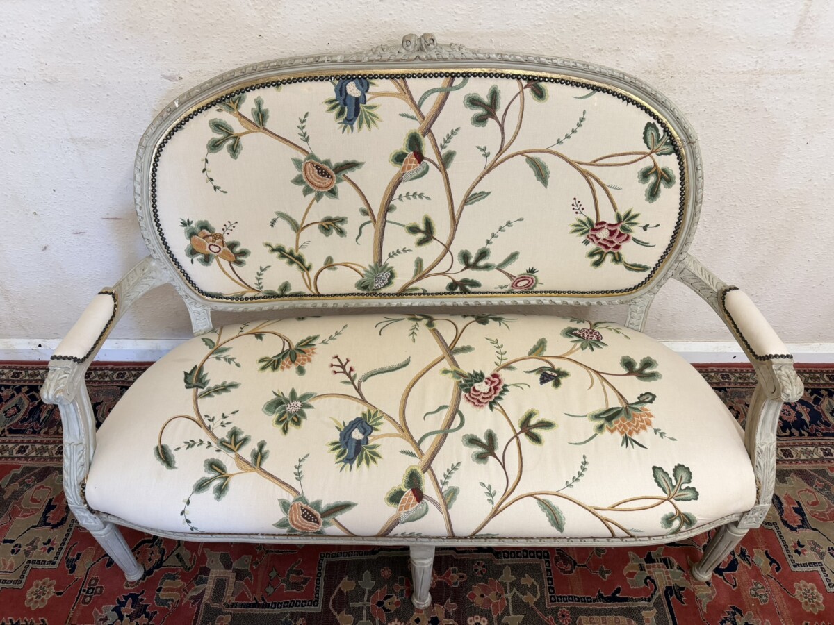ANTIQUE FRENCH PAINTED CHELSEA TEXTILE FABRIC SOFA CIRCA 1930 - Image 4