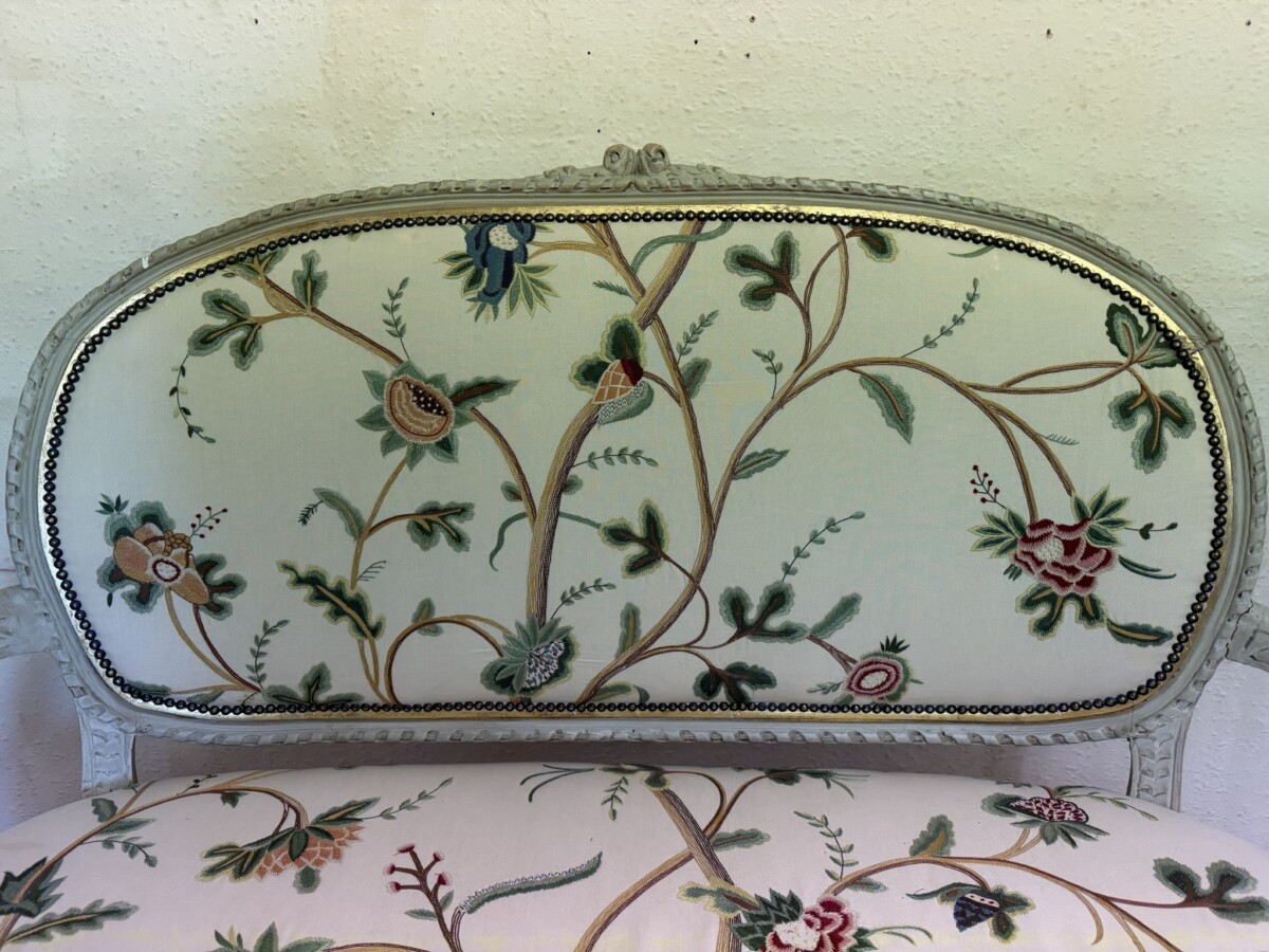 ANTIQUE FRENCH PAINTED CHELSEA TEXTILE FABRIC SOFA CIRCA 1930 - Image 6