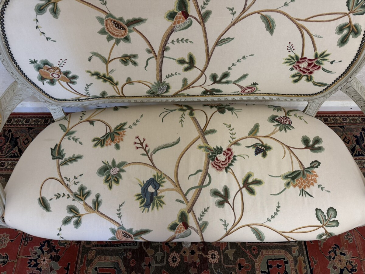 ANTIQUE FRENCH PAINTED CHELSEA TEXTILE FABRIC SOFA CIRCA 1930 - Image 7