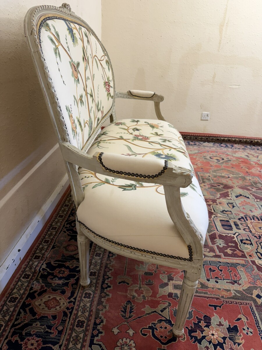ANTIQUE FRENCH PAINTED CHELSEA TEXTILE FABRIC SOFA CIRCA 1930 - Image 13