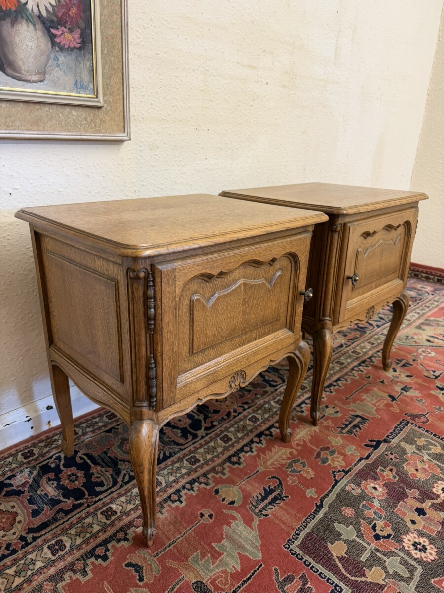 FABULOUS PAIR OF FRENCH OAK BEDSIDE CABINETS CIRCA 1950 - Image 3