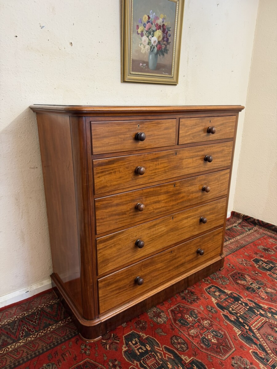 QUALITY ANTIQUE VICTORIAN MAHOGANY CHEST OF DRAWERS CIRCA 1850 - Image 2