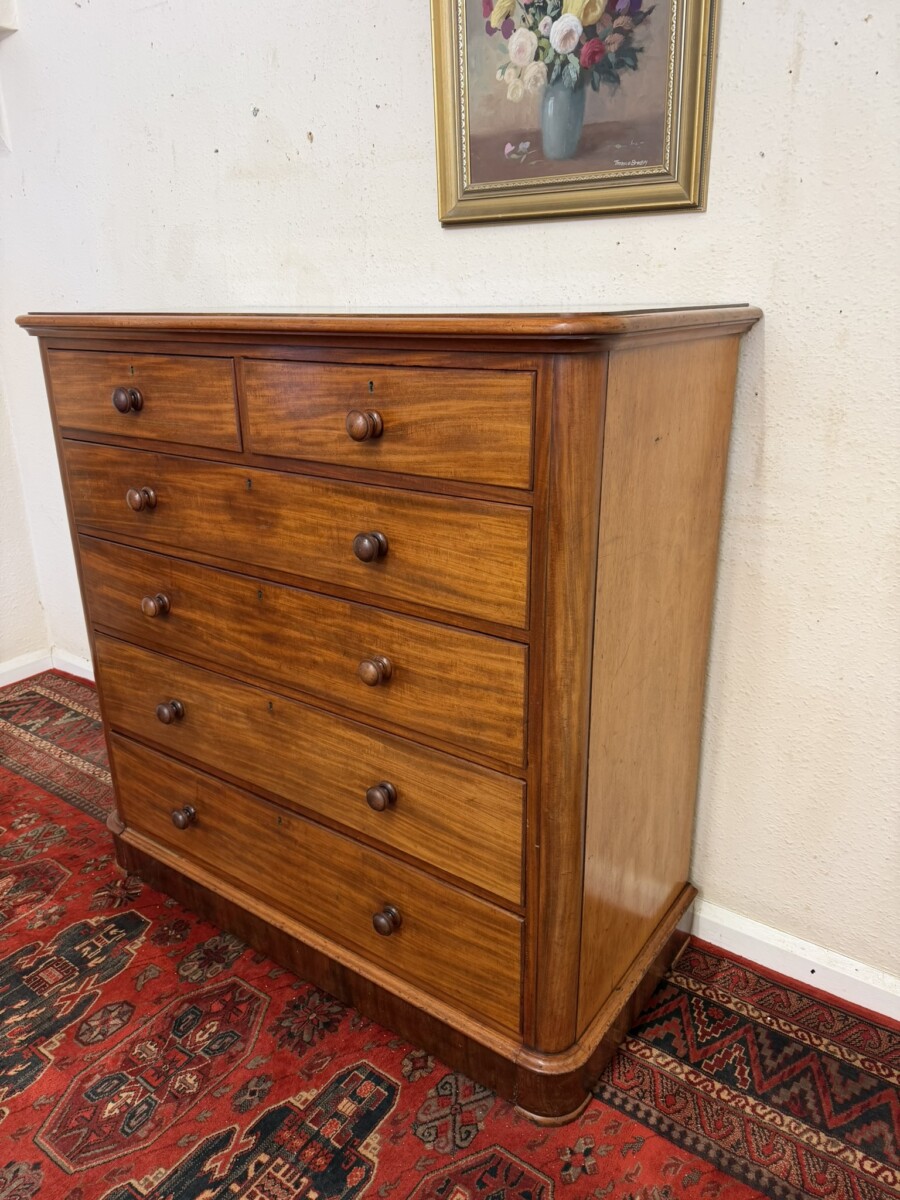 QUALITY ANTIQUE VICTORIAN MAHOGANY CHEST OF DRAWERS CIRCA 1850 - Image 3