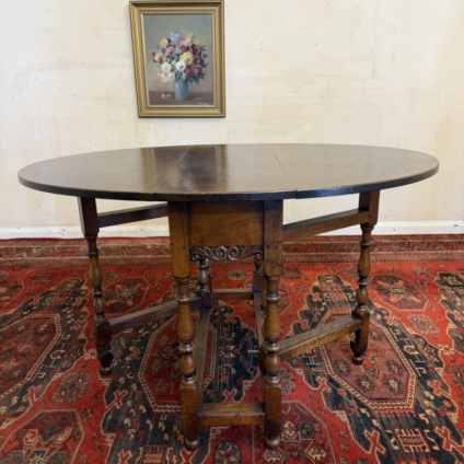 NEAT SIZED CARVED OAK GATE LEG TABLE