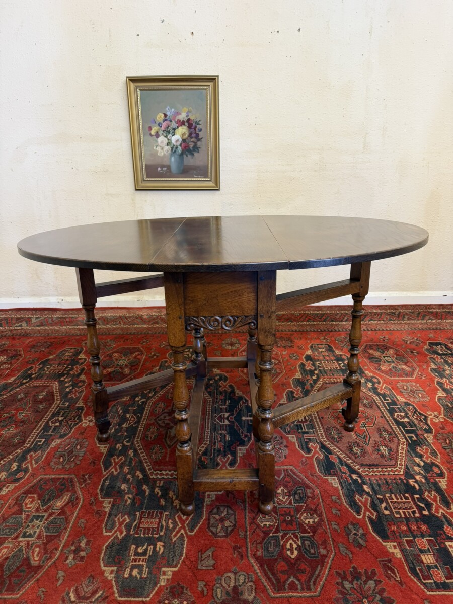 NEAT SIZED CARVED OAK GATE LEG TABLE