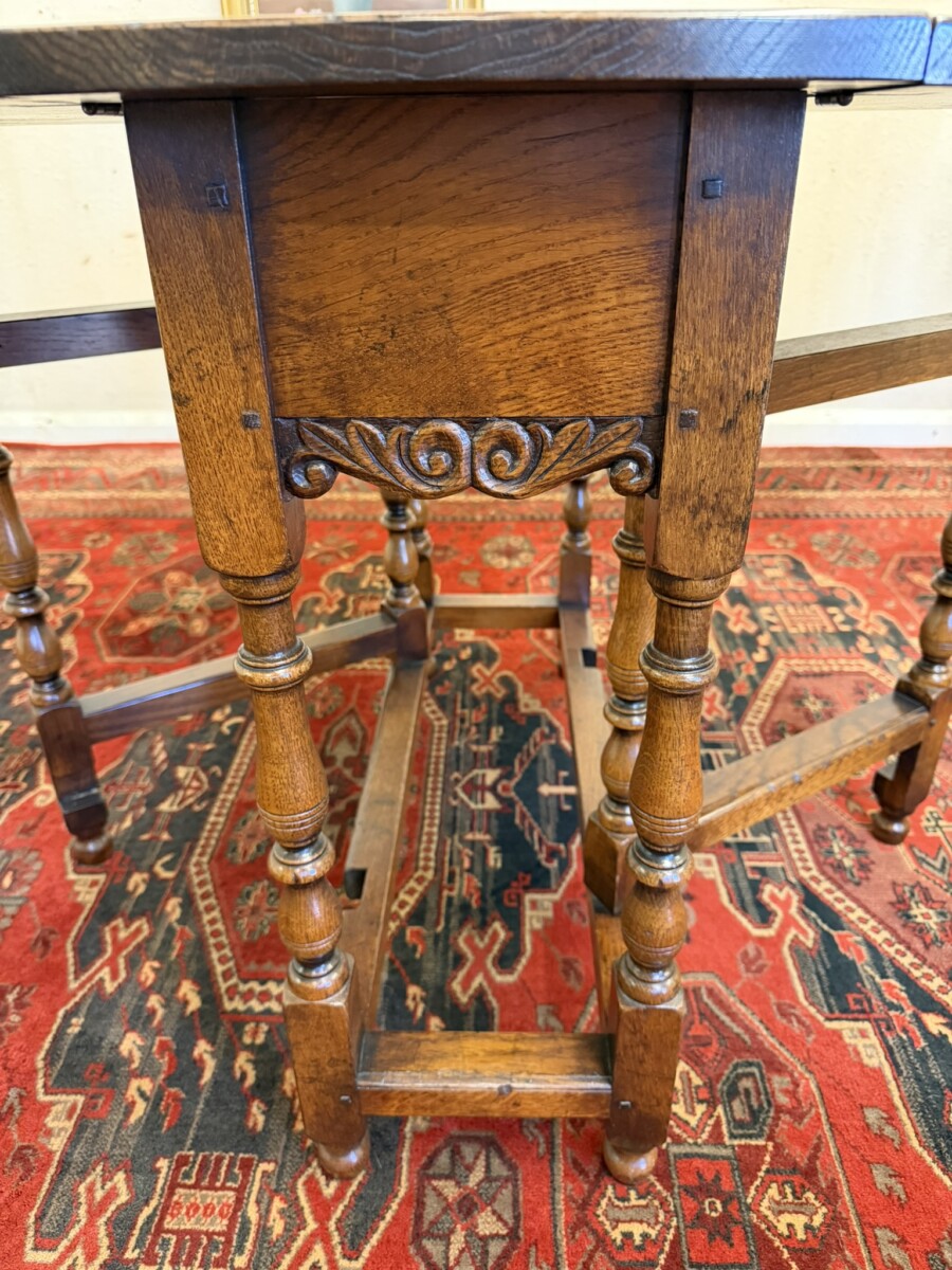 NEAT SIZED CARVED OAK GATE LEG TABLE - Image 4