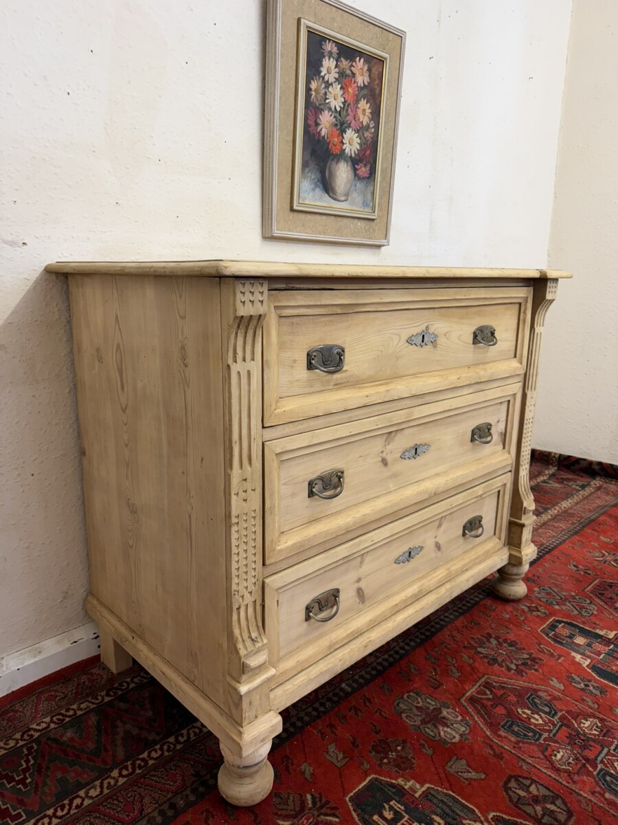 ANTIQUE PINE CHEST OF THREE DRAWERS CIRCA 1900 - Image 3