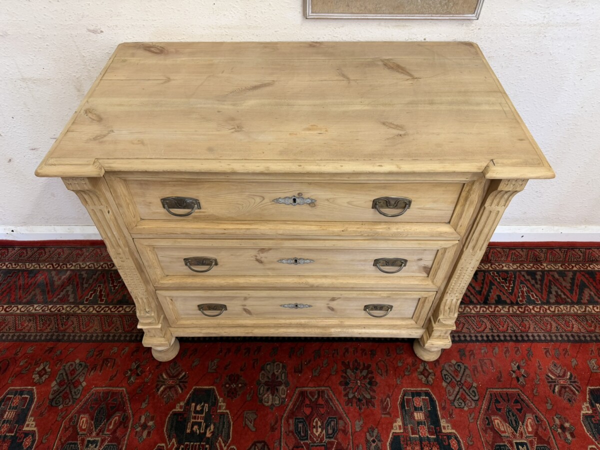 ANTIQUE PINE CHEST OF THREE DRAWERS CIRCA 1900 - Image 5