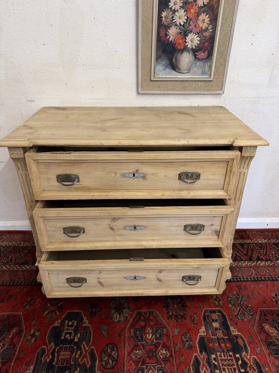 ANTIQUE PINE CHEST OF THREE DRAWERS CIRCA 1900 - Image 9