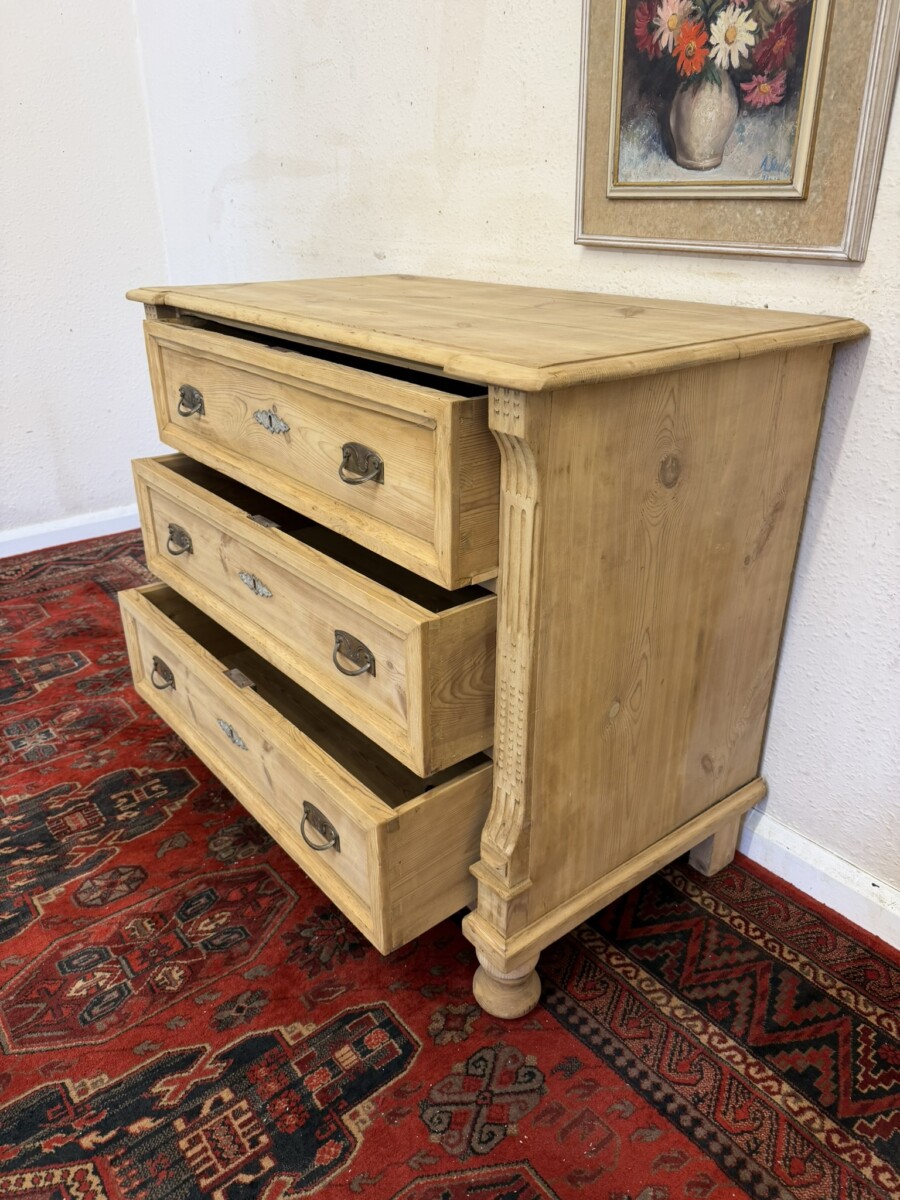 ANTIQUE PINE CHEST OF THREE DRAWERS CIRCA 1900 - Image 10