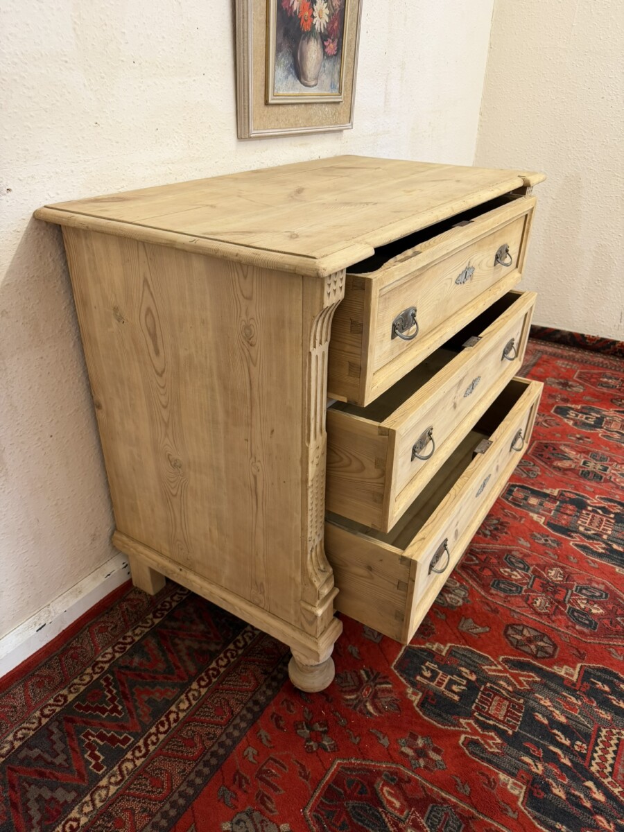 ANTIQUE PINE CHEST OF THREE DRAWERS CIRCA 1900 - Image 11