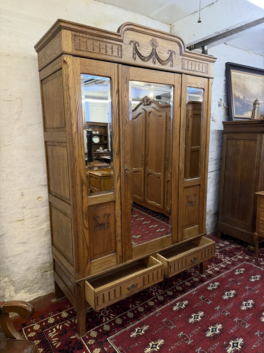 ANTIQUE FRENCH CARVED OAK MIRROR DOOR ARMOIRE/WARDROBE CIRCA 1900 - Image 7