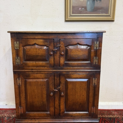 OUTSTANDING QUALITY OAK FOUR DOOR CUPBOARD