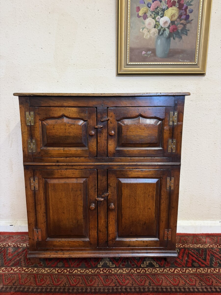 OUTSTANDING QUALITY OAK FOUR DOOR CUPBOARD