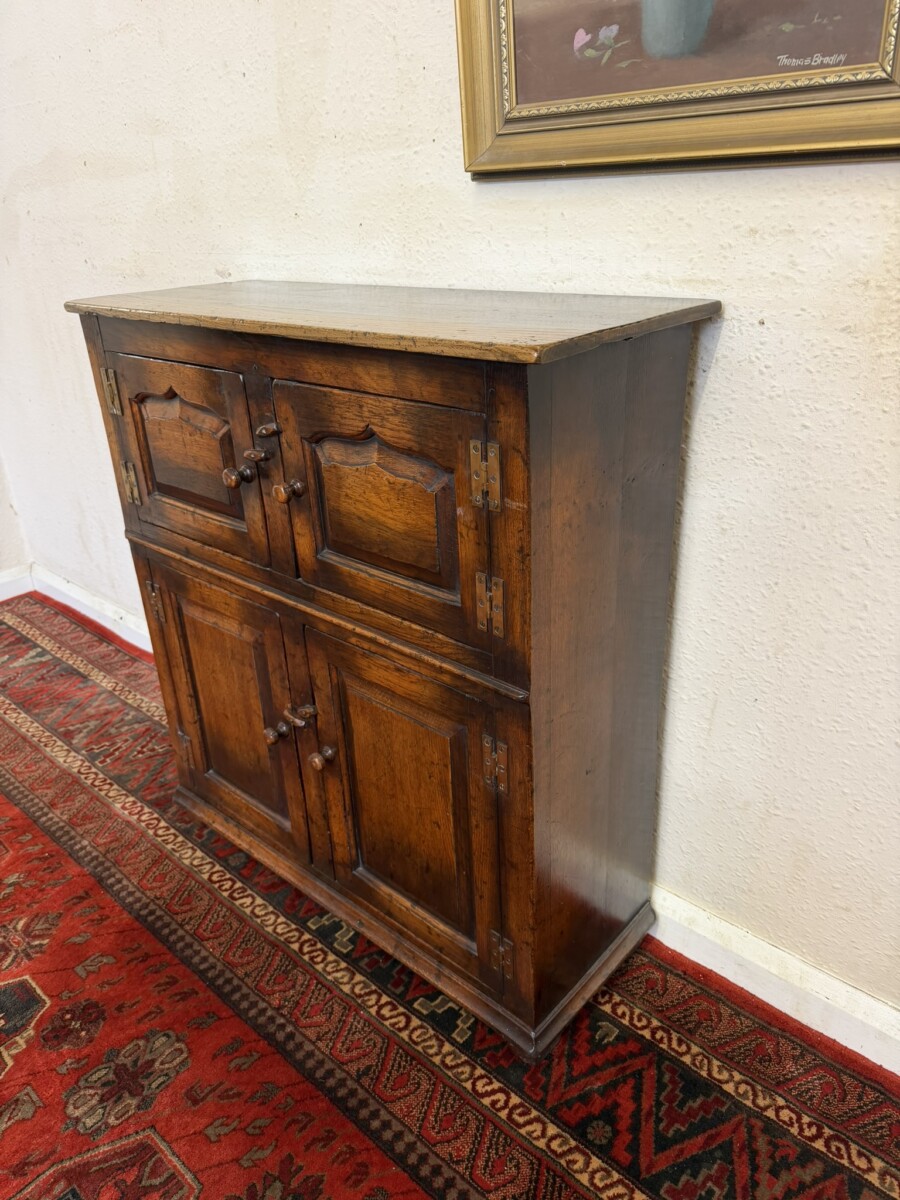 OUTSTANDING QUALITY OAK FOUR DOOR CUPBOARD - Image 2