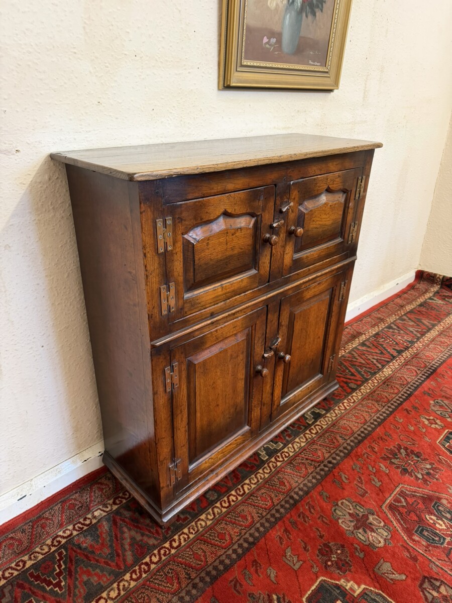 OUTSTANDING QUALITY OAK FOUR DOOR CUPBOARD - Image 3
