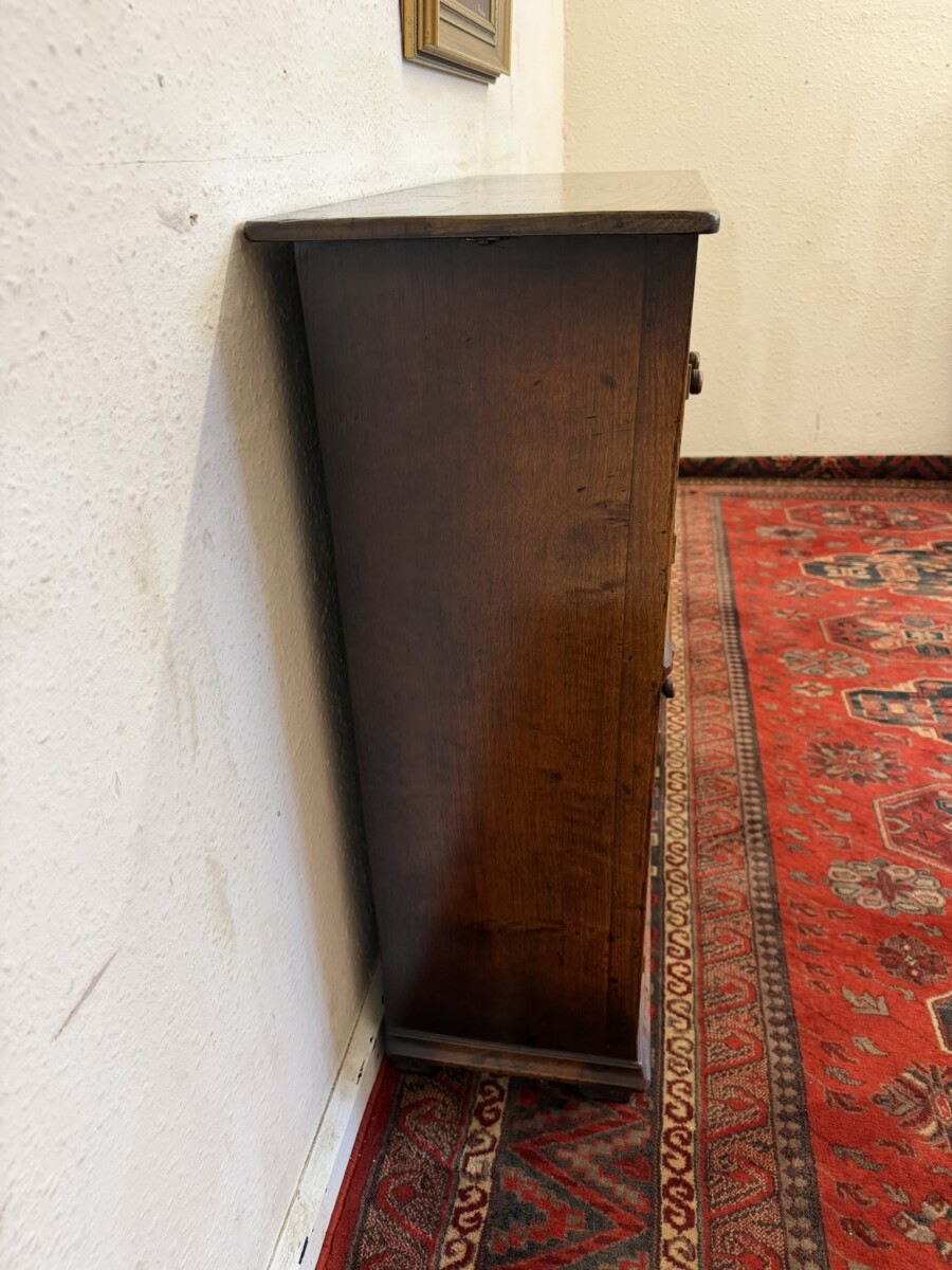 OUTSTANDING QUALITY OAK FOUR DOOR CUPBOARD - Image 4