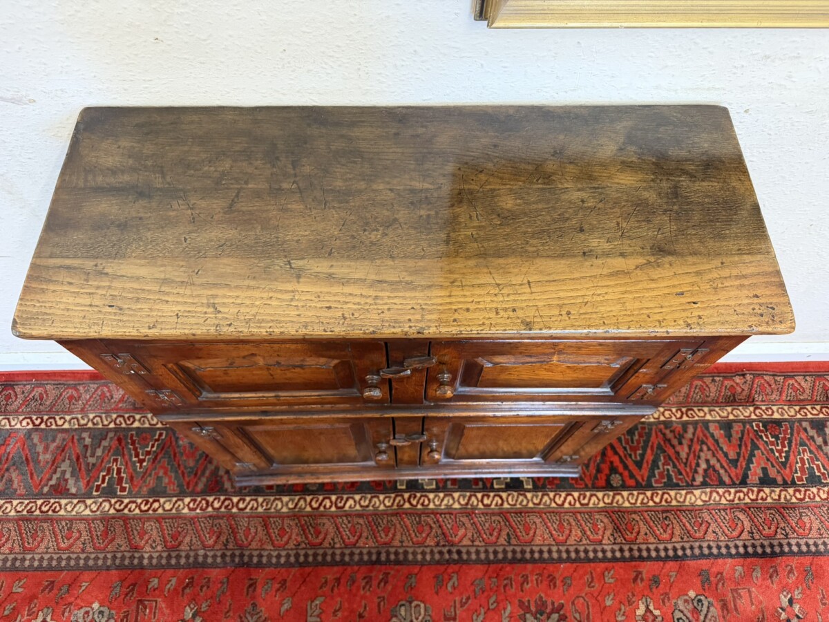 OUTSTANDING QUALITY OAK FOUR DOOR CUPBOARD - Image 6