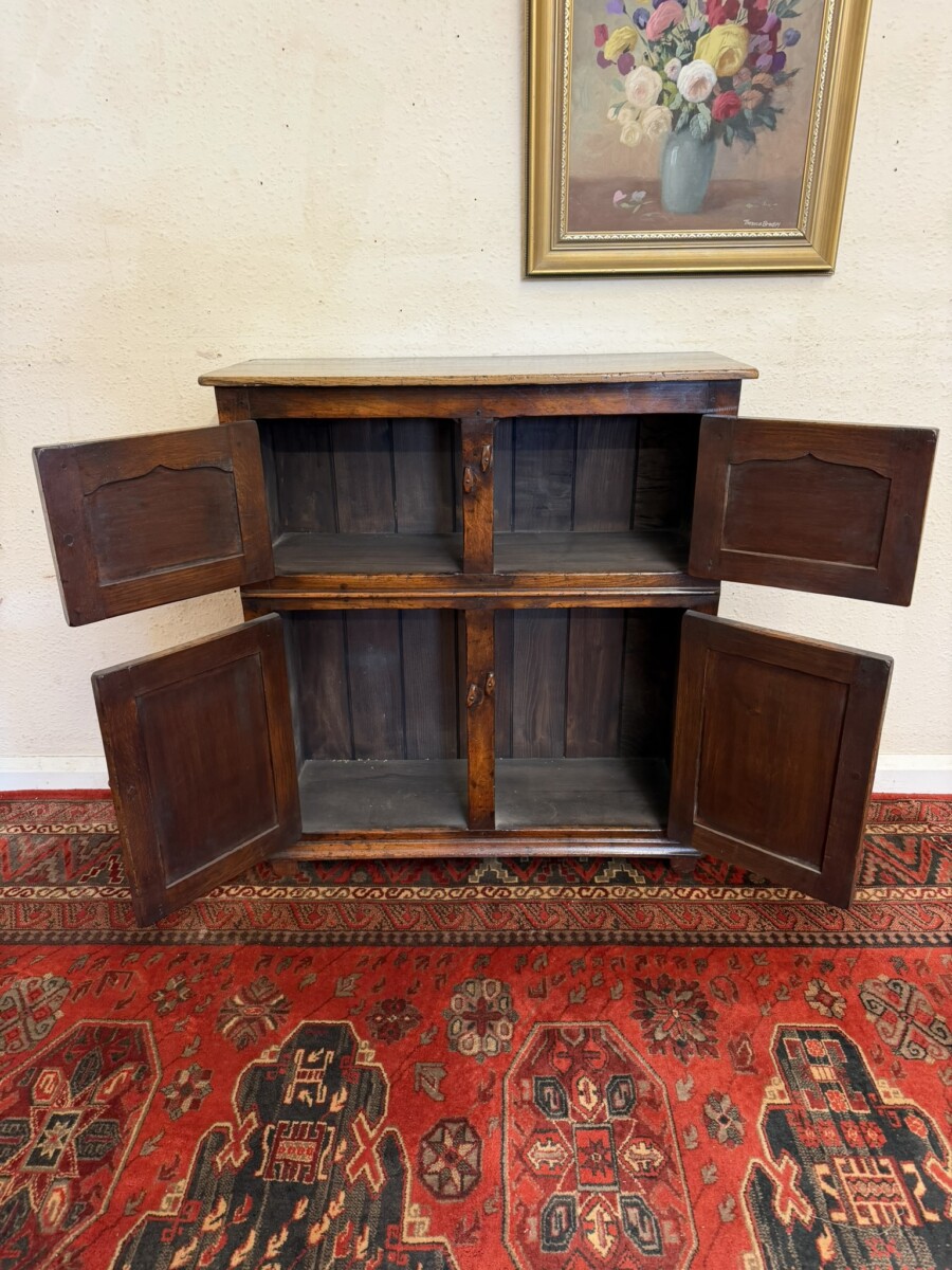 OUTSTANDING QUALITY OAK FOUR DOOR CUPBOARD - Image 8