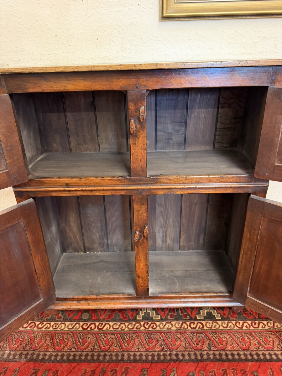 OUTSTANDING QUALITY OAK FOUR DOOR CUPBOARD - Image 9