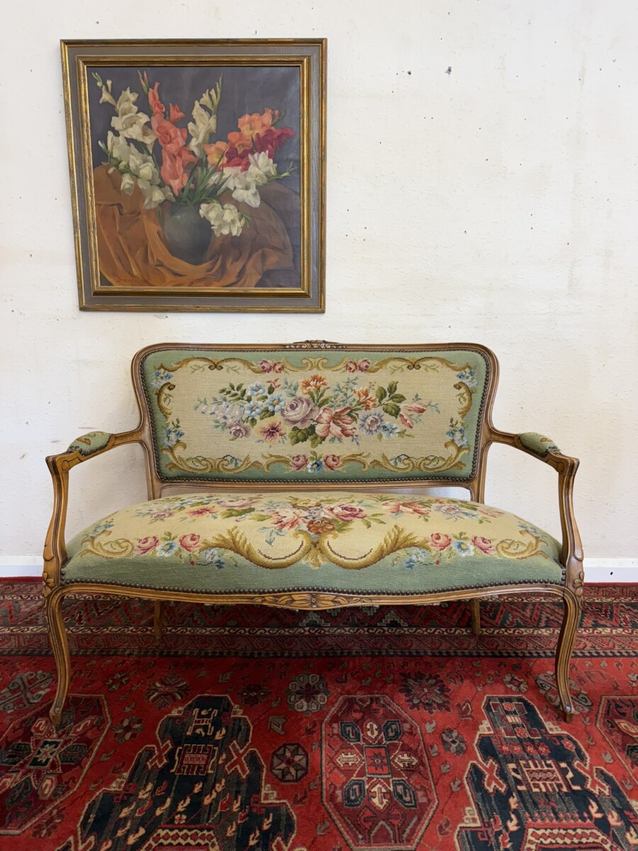 ELEGANT FRENCH CARVED WALNUT NEEDLEPOINT SOFA/SETTEE CIRCA 1930