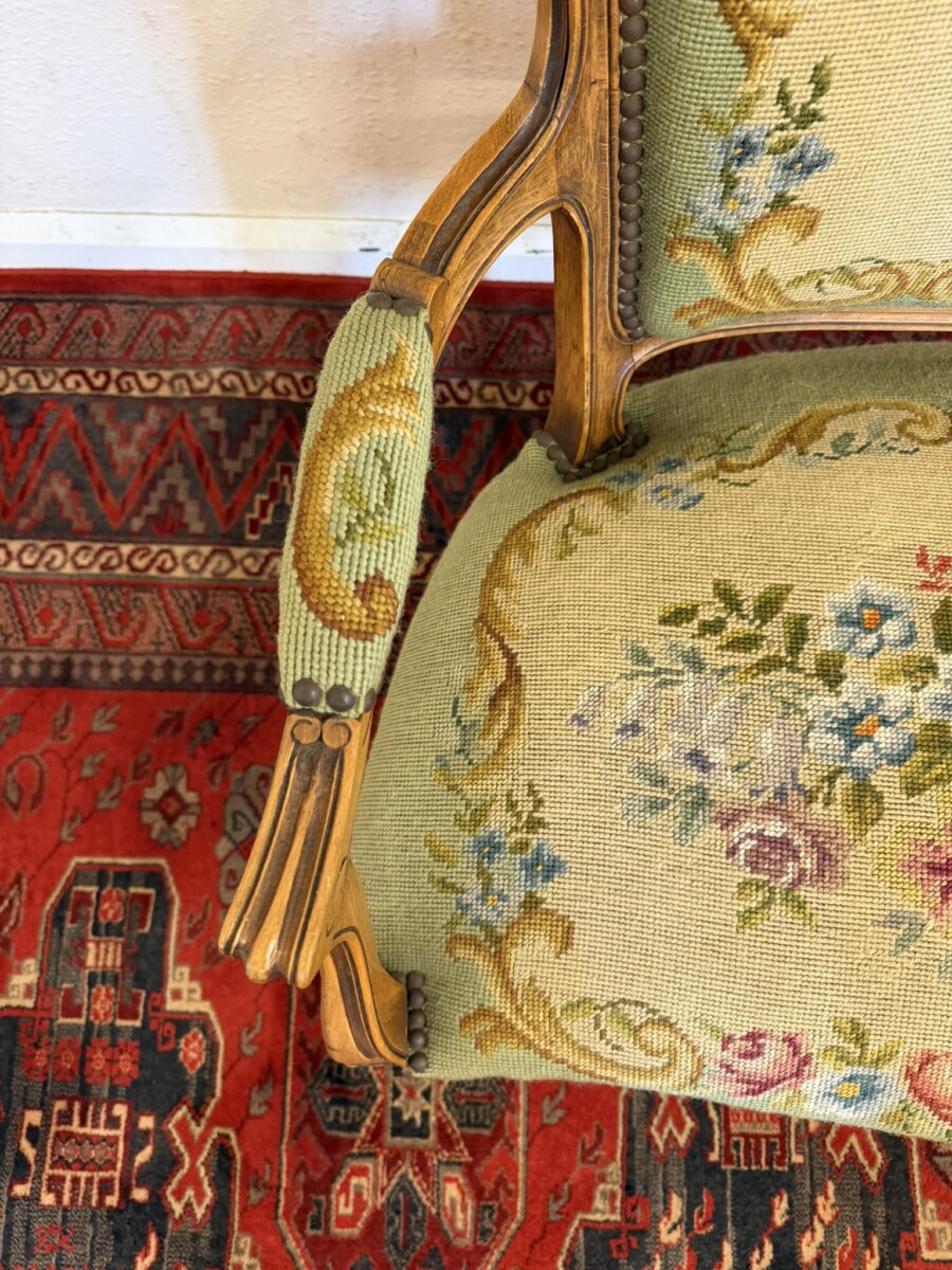 ELEGANT FRENCH CARVED WALNUT NEEDLEPOINT SOFA/SETTEE CIRCA 1930 - Image 8