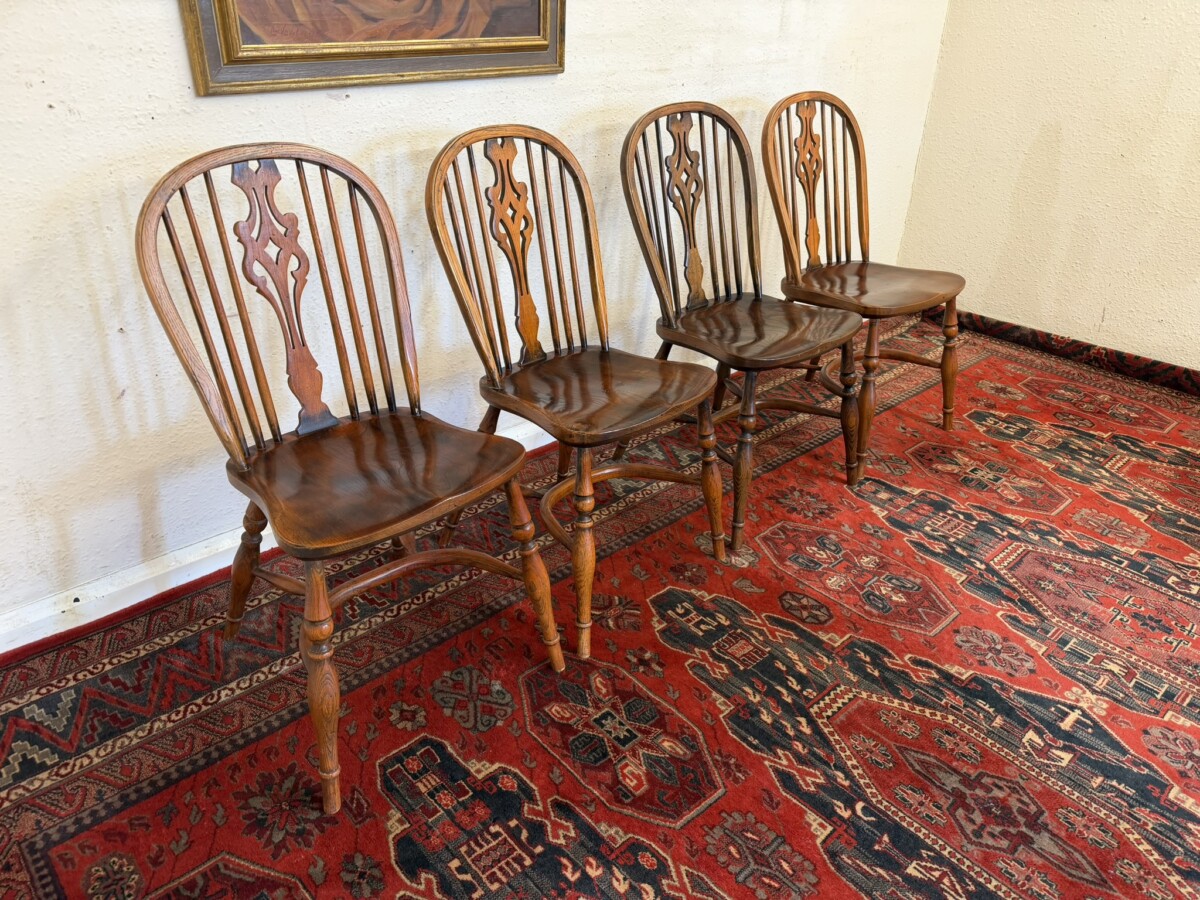 QUALITY SET OF FOUR OAK AND ELM WINDSOR CHAIRS - Image 2