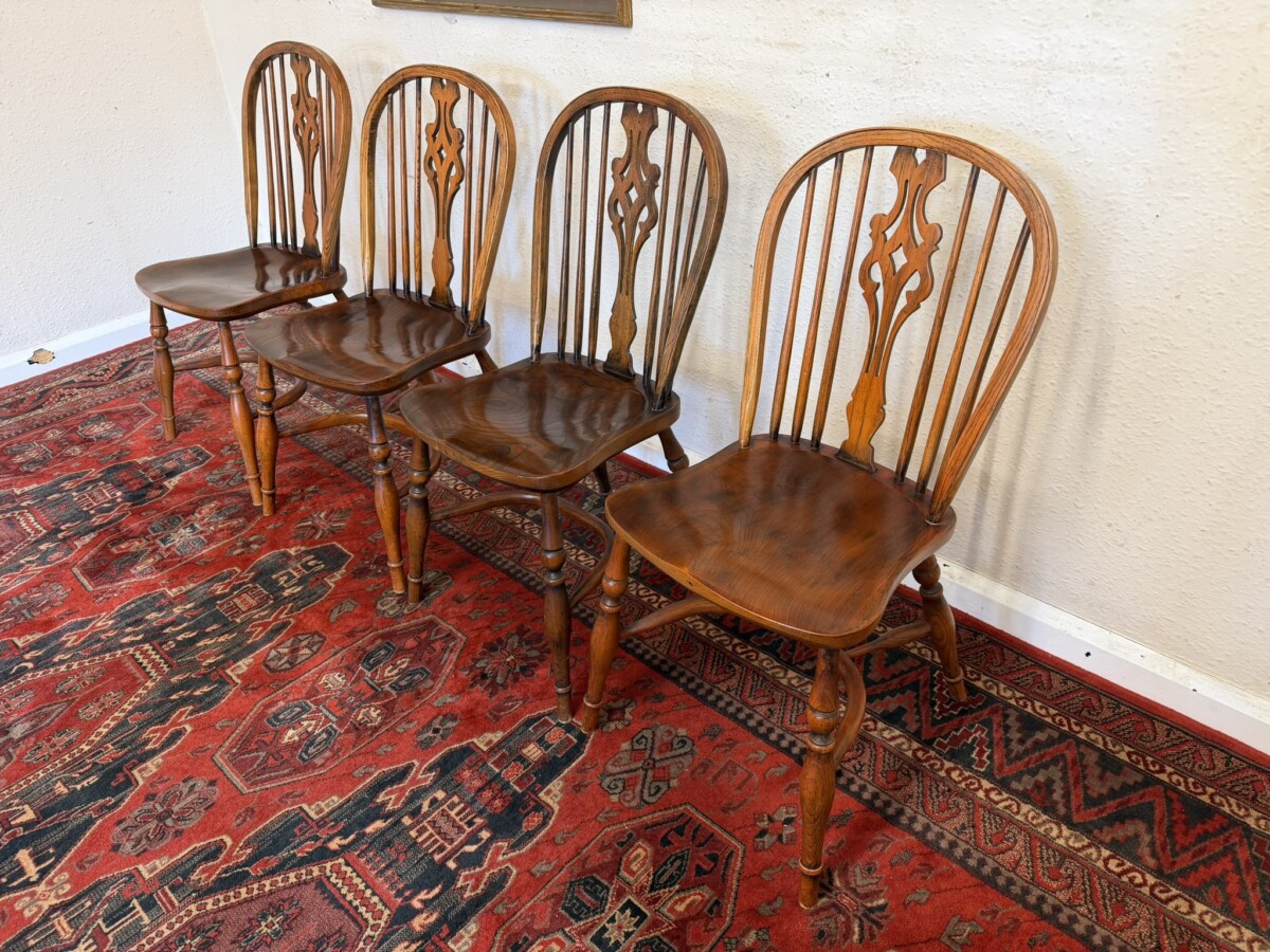 QUALITY SET OF FOUR OAK AND ELM WINDSOR CHAIRS - Image 3