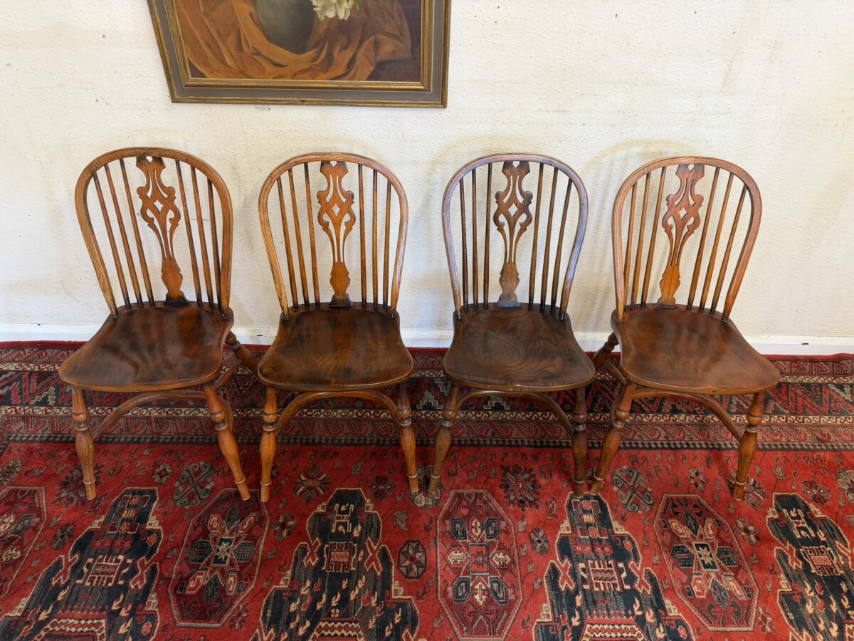 QUALITY SET OF FOUR OAK AND ELM WINDSOR CHAIRS - Image 4
