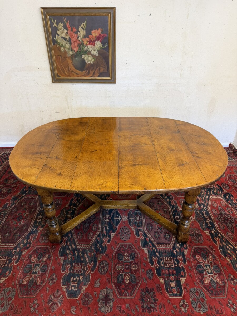 QUALITY PLANK TOP BURR OAK EXTENDING DINING TABLE AND EIGHT MATCHING CHAIRS - Image 3