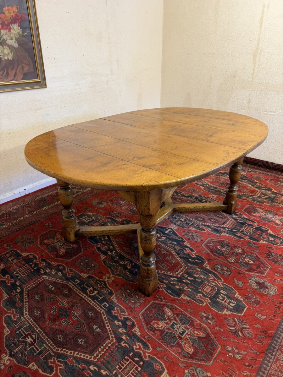 QUALITY PLANK TOP BURR OAK EXTENDING DINING TABLE AND EIGHT MATCHING CHAIRS - Image 5