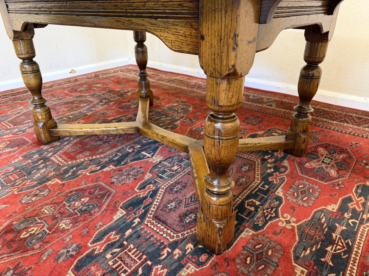 QUALITY PLANK TOP BURR OAK EXTENDING DINING TABLE AND EIGHT MATCHING CHAIRS - Image 7