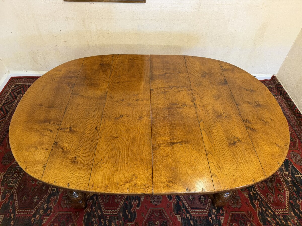 QUALITY PLANK TOP BURR OAK EXTENDING DINING TABLE AND EIGHT MATCHING CHAIRS - Image 8