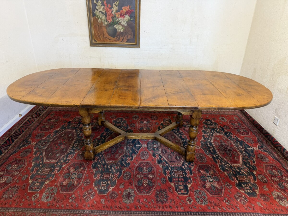 QUALITY PLANK TOP BURR OAK EXTENDING DINING TABLE AND EIGHT MATCHING CHAIRS - Image 9