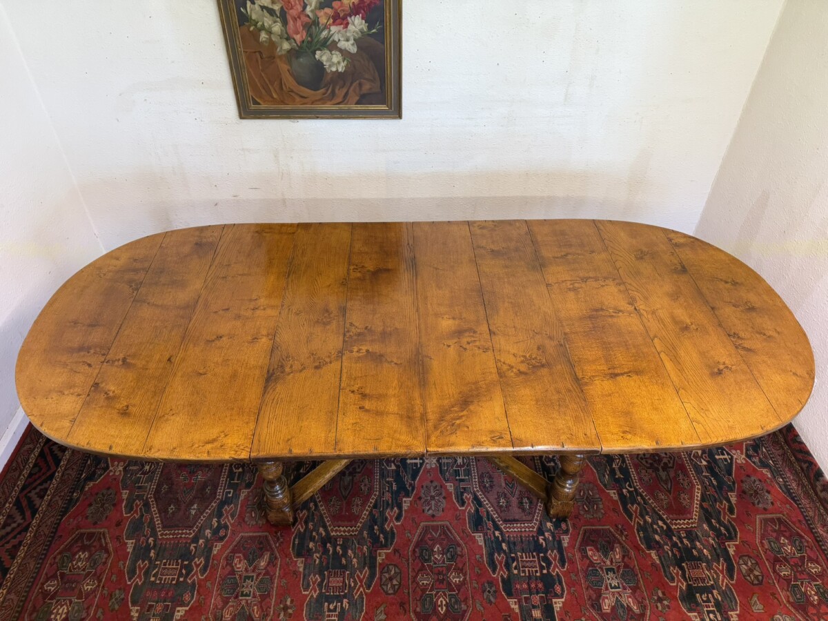 QUALITY PLANK TOP BURR OAK EXTENDING DINING TABLE AND EIGHT MATCHING CHAIRS - Image 10