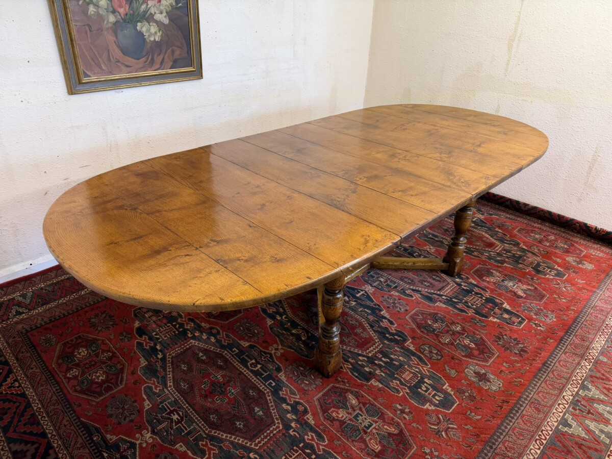 QUALITY PLANK TOP BURR OAK EXTENDING DINING TABLE AND EIGHT MATCHING CHAIRS - Image 11