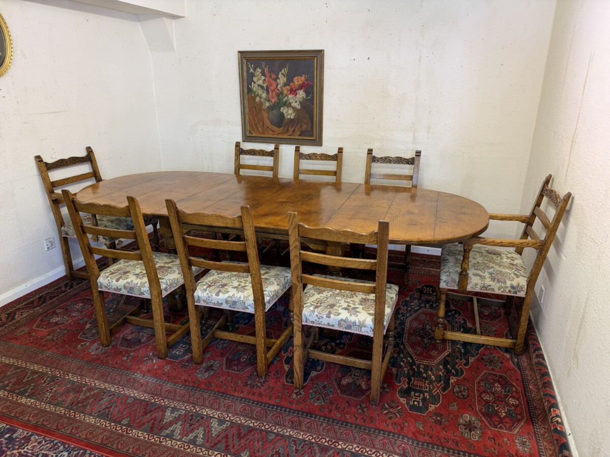 QUALITY PLANK TOP BURR OAK EXTENDING DINING TABLE AND EIGHT MATCHING CHAIRS - Image 12