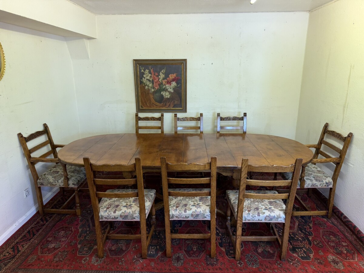 QUALITY PLANK TOP BURR OAK EXTENDING DINING TABLE AND EIGHT MATCHING CHAIRS