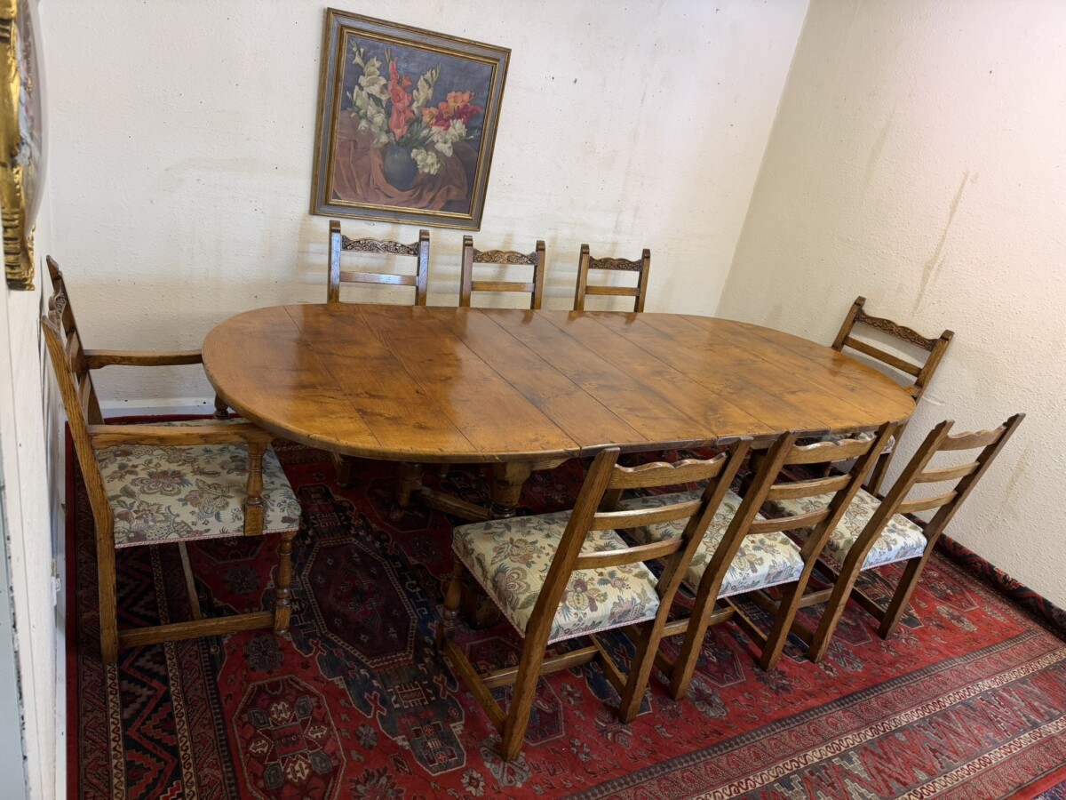 QUALITY PLANK TOP BURR OAK EXTENDING DINING TABLE AND EIGHT MATCHING CHAIRS - Image 13