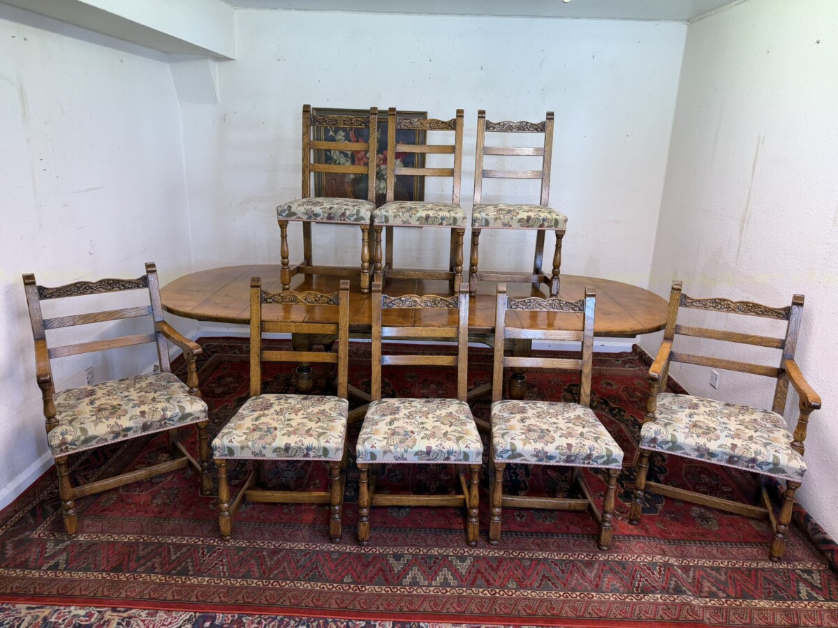 QUALITY PLANK TOP BURR OAK EXTENDING DINING TABLE AND EIGHT MATCHING CHAIRS - Image 14
