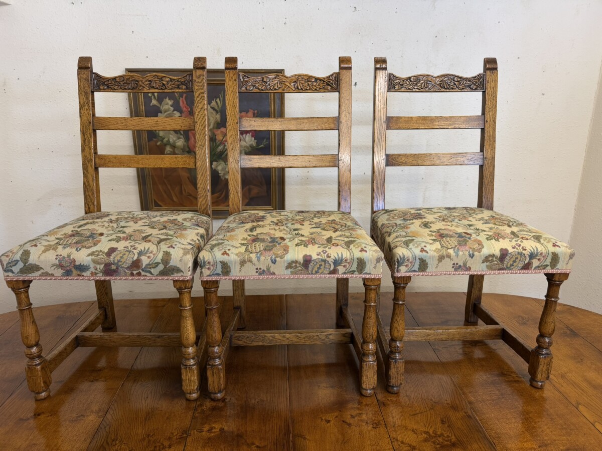 QUALITY PLANK TOP BURR OAK EXTENDING DINING TABLE AND EIGHT MATCHING CHAIRS - Image 17